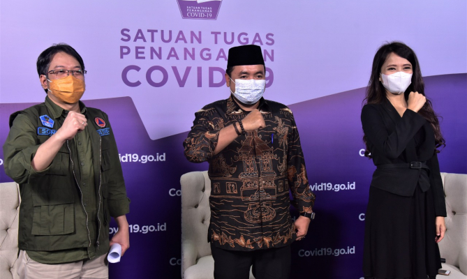 Anggota Bawaslu M Afifuddin (tengah) saat menjadi narasumber dalam diskusi yang digelar Badan Nasional Penanggulangan Bencana (BNPB) terkait Perkembangan Pelaksanaan Pilkada 2020 di Jakarta, Rabu (25/11/2020)