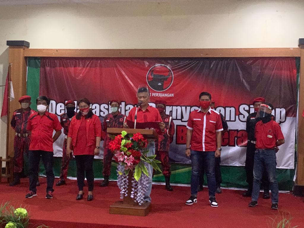 Ketua Banteng Solo Bergerak (BSB), Ariyanto Rinto Suryono, Agung (tengah) dan Sektetaris Agung (dua dari kiri) deklarasi dukung Gibran Raka Buming Raka, Kamis (16/7). (MP/Ismail)
