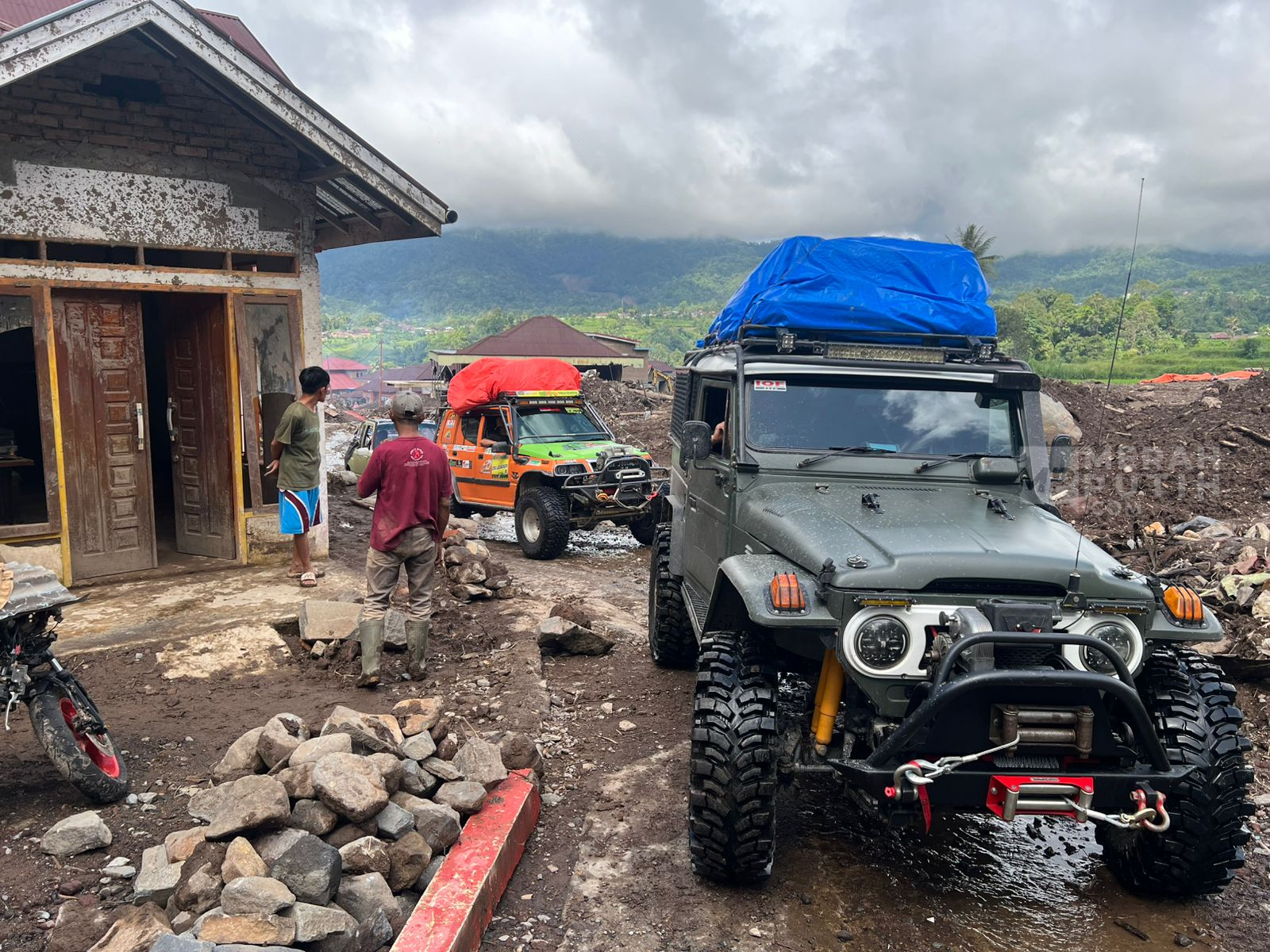 Lumpur Setinggi Lutut Bukan Halangan! JHL Foundation dan IOF Bukittinggi Tembus Jalur Maut Demi Kirim Logistik ke Agam