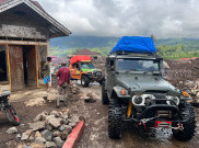 Lumpur Setinggi Lutut Bukan Halangan! JHL Foundation dan IOF Bukittinggi Tembus Jalur Maut Demi Kirim Logistik ke Agam