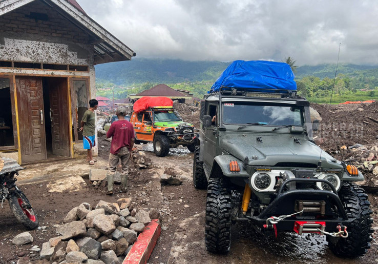 Lumpur Setinggi Lutut Bukan Halangan! JHL Foundation dan IOF Bukittinggi Tembus Jalur Maut Demi Kirim Logistik ke Agam