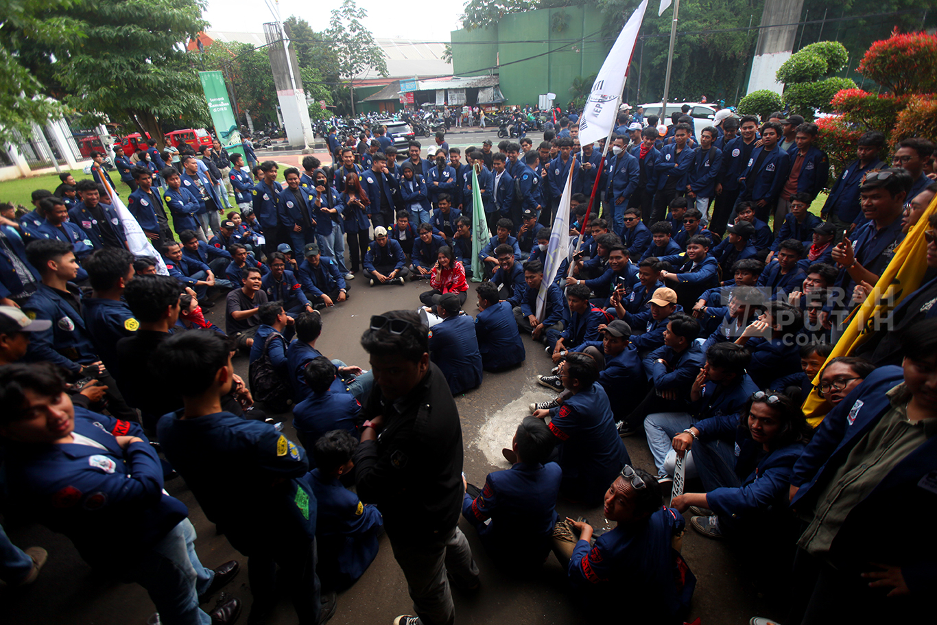 Aksi Demo Mahasiswa Trisakti Tolak Pengesahan RUU TNI di Gedung DPR