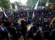 Aksi Demo Mahasiswa Trisakti Tolak Pengesahan RUU TNI di Gedung DPR