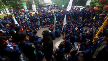 Aksi Demo Mahasiswa Trisakti Tolak Pengesahan RUU TNI di Gedung DPR