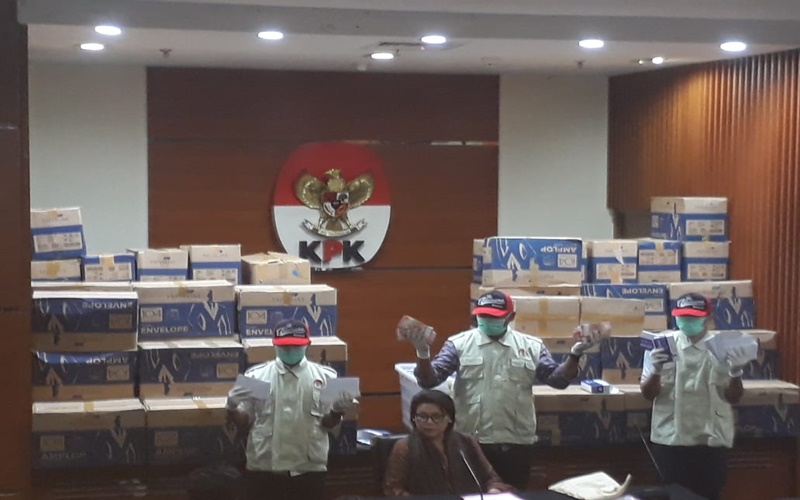 Tumpukan uang suap Bowo Sidik