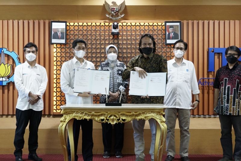 Penandatanganan kontrak proposal Matching Fund oleh Wakil Rektor IV ITS Bambang Pramujati ST MSc Eng PhD (dua dari kiri) dan Dr Muhammad Nur Yuniarto (tiga dari kanan) (ANTARA/HO-ITS)