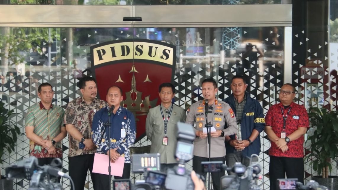 Polri Serahkan Tersangka DR dan Barang Bukti ke Kejaksaan Agung, Uang Miliaran hingga 74 Kg Emas Disita