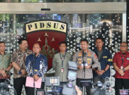 Polri Serahkan Tersangka DR dan Barang Bukti ke Kejaksaan Agung, Uang Miliaran hingga 74 Kg Emas Disita
