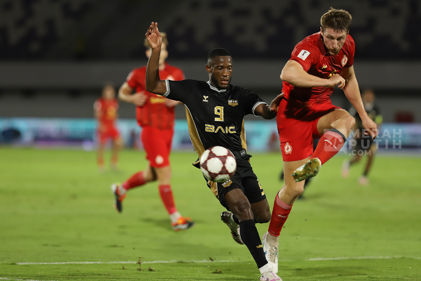 Pesepak bola Dewa United Banten Alex Martins Ferreira berusaha melewati pemain Phnom Penh Crown pada pertandingan AFC Challenge League di Stadion Indomilk Arena, Kabupaten Tangerang, Banten, Minggu (26/10/2025).