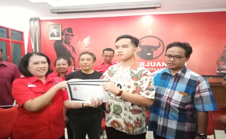 Gibran saat menerima KTA PDIP di Solo