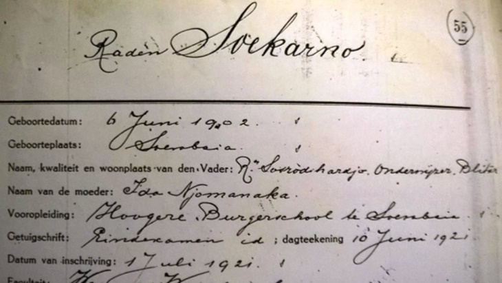Buku induk mahasiswa Technische Hogeschool ( kini Institut Teknologi Bandung), yang memuat keterangan tentang kota kelahiran Sukarno. (Dokumen/Bambang Eryudhawan).