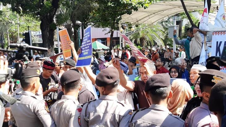  Ormas Bang Japar berdemostrasi di sekitar Balai Kota Jakarta. (Foto: MP/Kanugrahan)