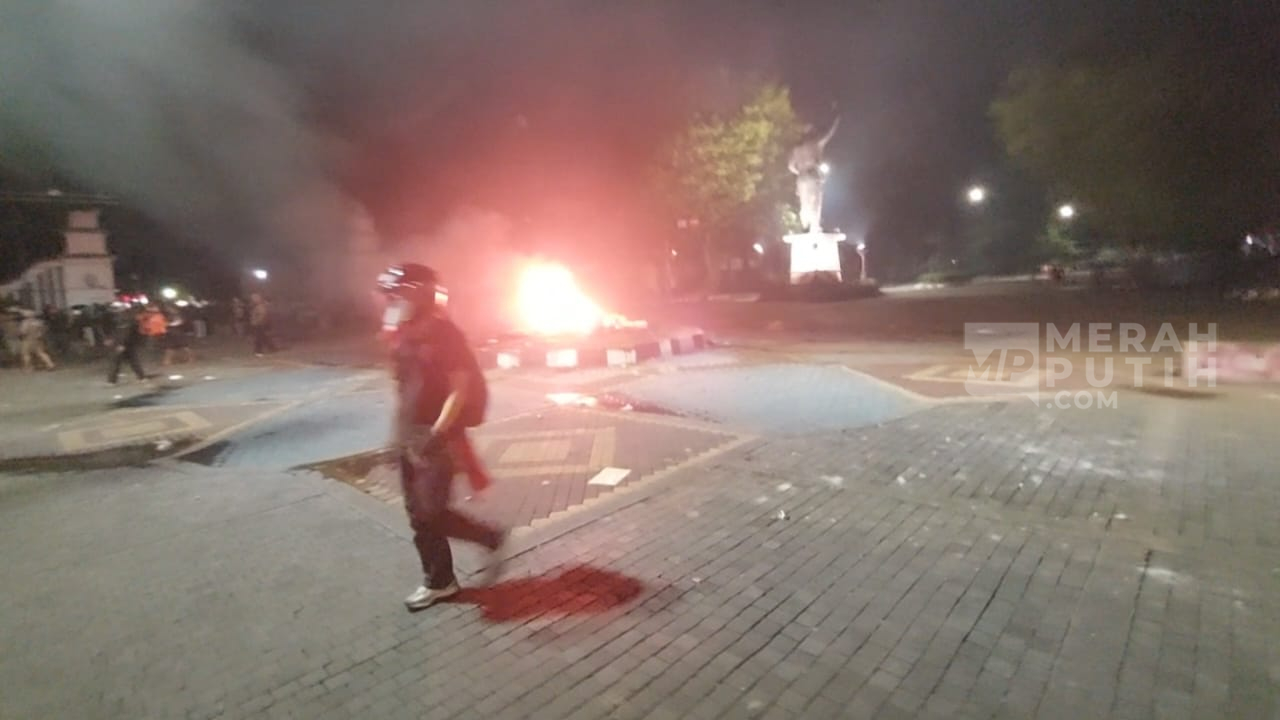 Massa Demo Berpindah di Gladak Solo, Bakar Water Barrier dan Depan Kantor Balkot