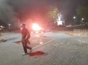 Massa Demo Berpindah di Gladak Solo, Bakar Water Barrier dan Depan Kantor Balkot