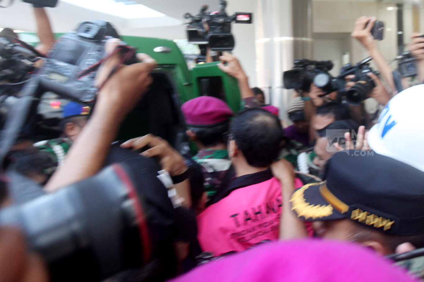 Tersangka Korupsi Pengadaan Laptop Chromebook  dan Mantan Mendikbudristek Nadiem Makarim memakai rompi pink saat memasuki mobil tahanan di Gedung Bundar, Kejaksaan Agung, Jakarta, Kamis (4/8/2025).