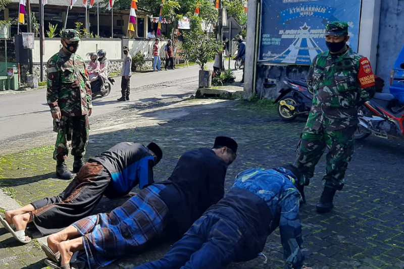 Sejumlah pemuda mendapat sanksi push up dalam operasi prokes yang dilakukan TNI dan Polri di Wonosobo. ANTARA/HO - Kodim Wonosobo