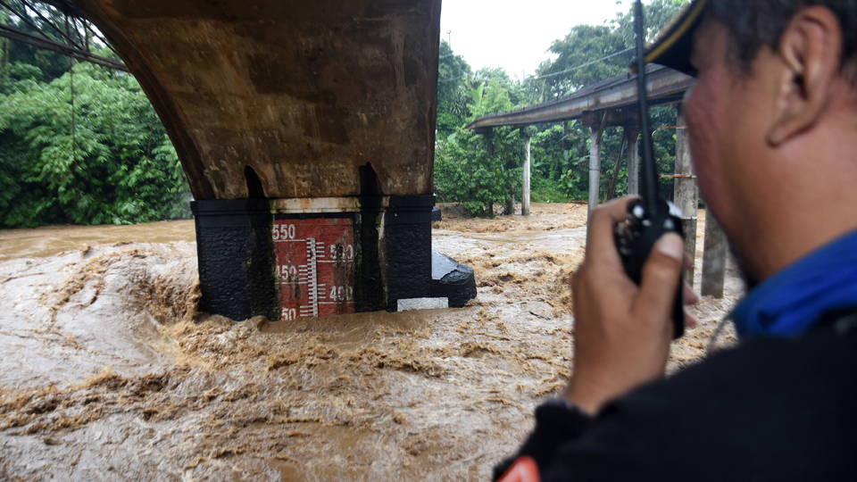 Petugas Tagana melihat tingkat ketinggian air sungai Ciliwung di pos pemantauan Jembatan Panus, Depok, Jawa Barat, Senin (5/2). Menurut petugas, akibat curah hujan yang tinggi sejak Minggu (4/2), menyebabkan ketinggian air di pos pemantauan Jembatan Panus berada pada posisi 380 cm atau dinyatakan Siaga 1 banjir dan berpotensi menimbulkan banjir di daerah sekitar bantaran sungai Ciliwung di Depok dan Jakarta. ANTARA FOTO/Indrianto Eko Suwarso
