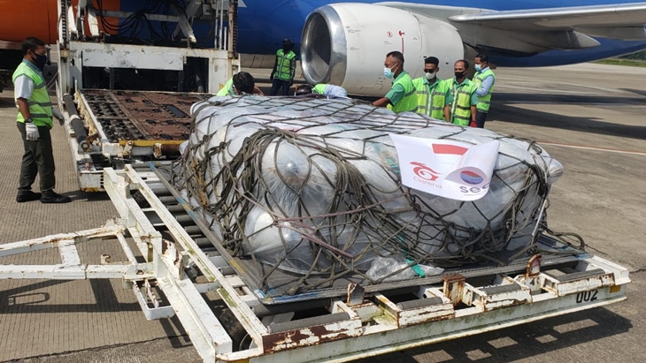 Sebanyak 200 tabung oksigen impor dari Singapura tiba di Bandara Internasional Adi Sumarmo, Boyolali, Sabtu (17/7). (MP/Humas Adi Soemarmo)