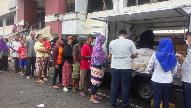 Perum Bulog Subdivre III Surakarta, Jawa Tengah mengadakan pasar murah di Solo. (MP/Ismail)