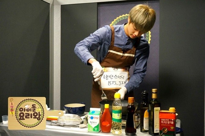 Jin BTS memasak