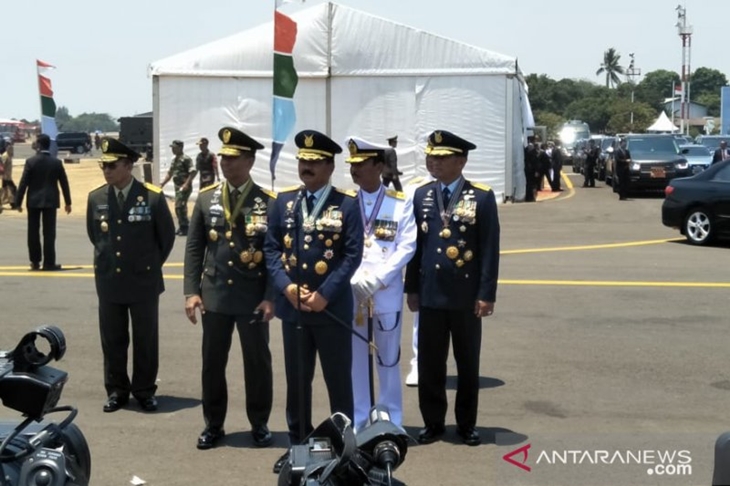 Panglima TNI Marsekal Hadi Tjahjanto,didampingi para kepala staf angkatan menyampaikan pernyataan di Lanud Halim Perdanakusuma, Jakarta, Sabtu (5-10-2019). (ANTARA/Zuhdiar Laeis)