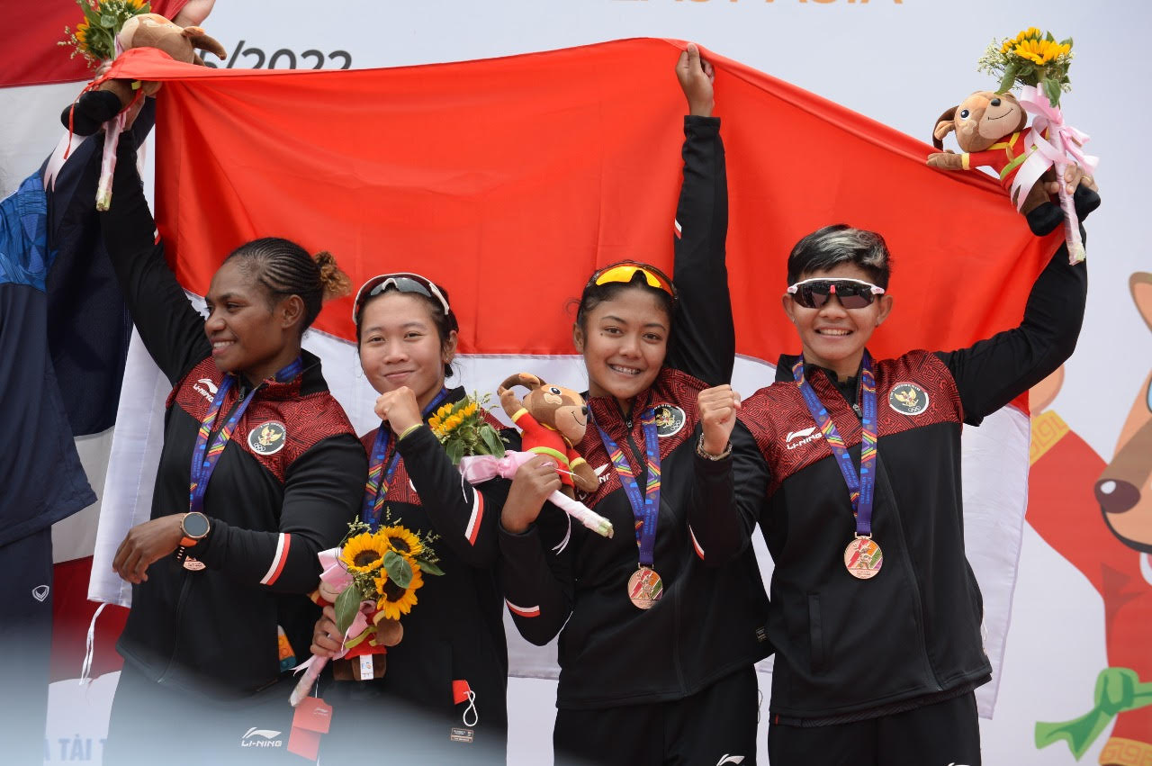 Stevani Maysche Ibo dan tim menyabet medali perunggu untuk Indonesia dari nomor 1000 meter Kayak Four Putri SEA Games 2021 Vietnam. (NOC Indonesia/MP Media/Arie Prijono)