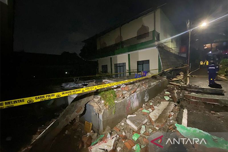 Tim Puslabfor Polri Olah TKP Ambruknya Tembok MTs Negeri 19 Jakarta