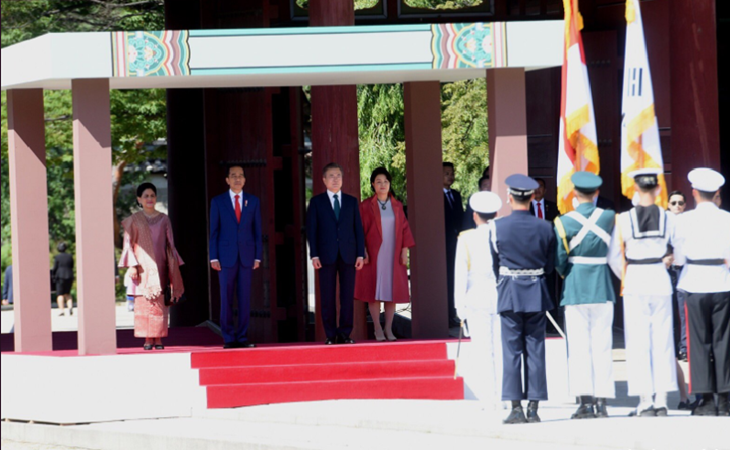Sambutan Presiden Korsel Moon Jae-In terhadap Presiden Jokowi dan Ibu Negara