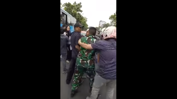 Tak Terima Istrinya Dilempar Sampah, Anggota TNI Baku Pukul dengan Pengendara Mobil
