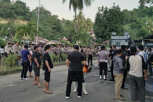 Ratusan Polisi melakukan barikade ketika berupaya masuk untuk menertibkan narapidana saat terjadinya kerusuhan di Lembaga Pemasyarakatan (Lapas) Kelas IIA Manado, Tuminting, Manado, Sulawesi Utara, Sabtu (11/4/2020).