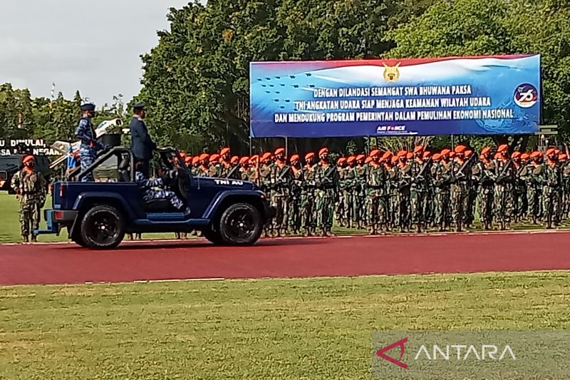 Kepala Staf TNI AU, Marsekal TNI Fadjar Prasetyo, ketika mengecek pasukan upacara sesaat sebelum memulai Upacara HUT ke-76 TNI AU. (Foto: Antara)