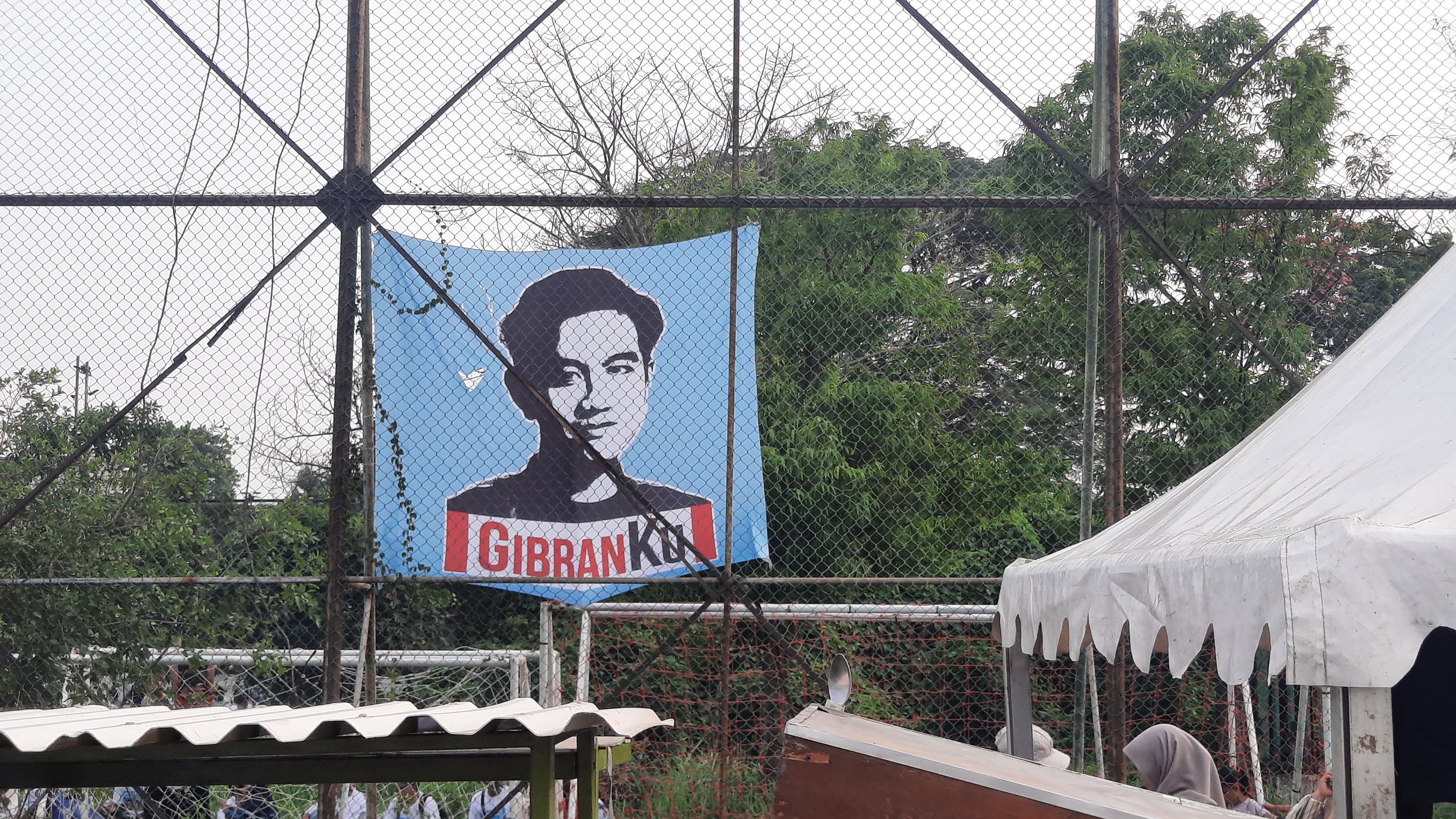 Ada Spanduk Gibran dalam Kampanye Akbar RIDO di Lapangan Cendrawasih