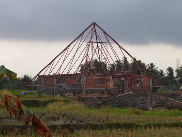  Pembangunan piramid di Suly Vegetarian Resort. (Foto: facebook.com/mastervamsi)