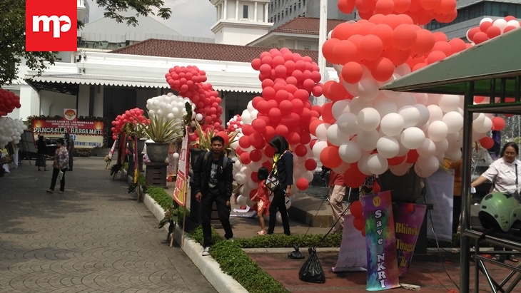 Jelang Vonis Ahok, Ribuan Balon Merah Putih Penuhi Balai Kota
