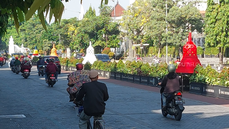 Ornamen stupa memeriahkan Hari Raya Waisak 2567 TB/2023 di Jalan Jensud kawasan Wali Kota Solo, Jumat (26/5). (MP/Ismail)