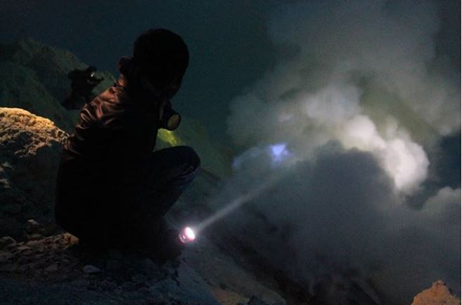 Fenomena blue fire yang paling di tunggu (Instagram/_pradana._)