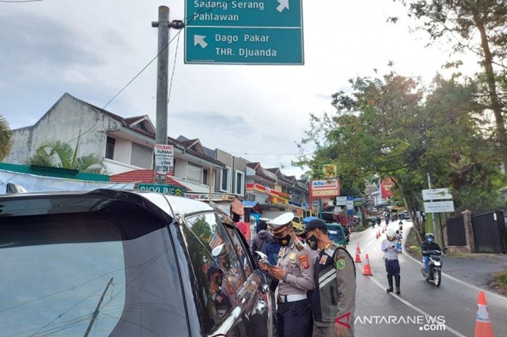 Polisi menggelar Operasi Yustisi dalam rangka Penerapan Pembatasan Kegiatan Masyarakat (PPKM) di Jalan Ir H Djuanda (Dago atas), Kabupaten Bandung, Jawa Barat. (ANTARA/HO-Polresta Bandung)