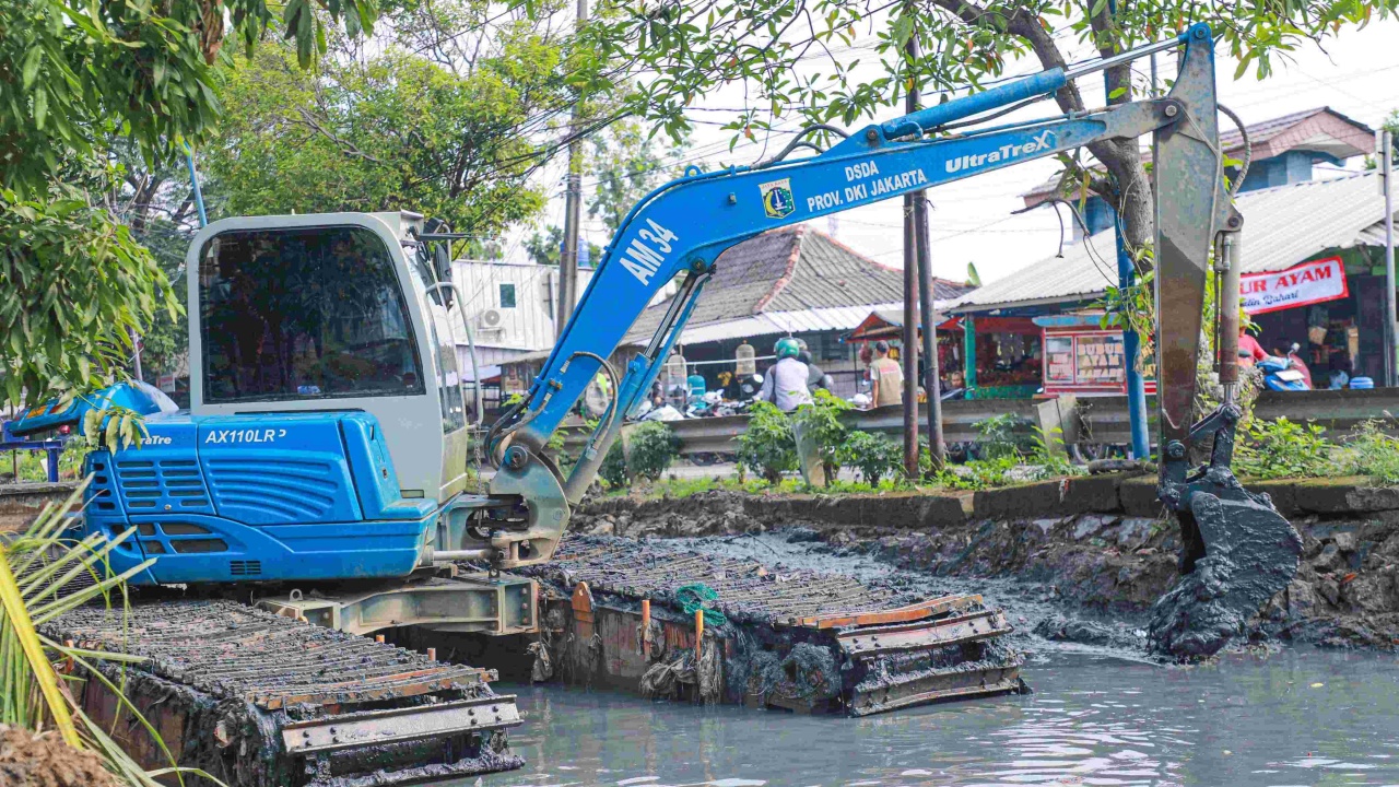 Jakarta Dikepung Banjir Parah, Pemprov DKI Keruk Kali Irigasi Bekasi Tengah