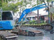 Jakarta Dikepung Banjir Parah, Pemprov DKI Keruk Kali Irigasi Bekasi Tengah