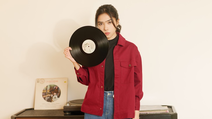 Isyana Sarasvati Berkolaborasi dengan Brand Fesyen Lokal