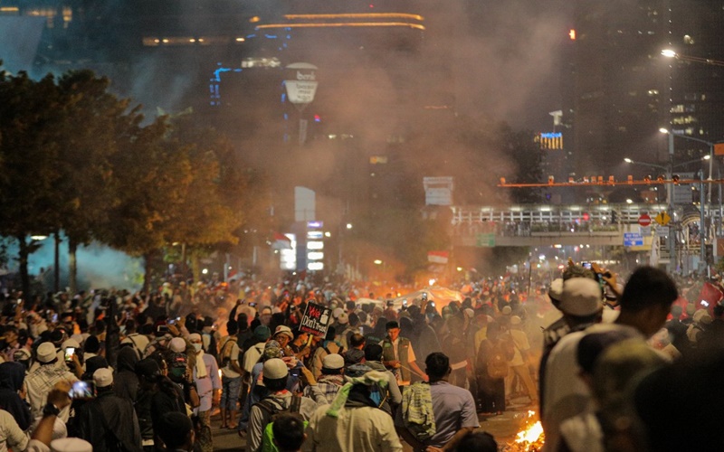Suasana panas antara massa dengan petugas kepolisian depan Gedung Bawaslu