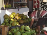 PPKM Darurat, Penjual Kelapa Hijau Muda di Surabaya Ketiban Untung