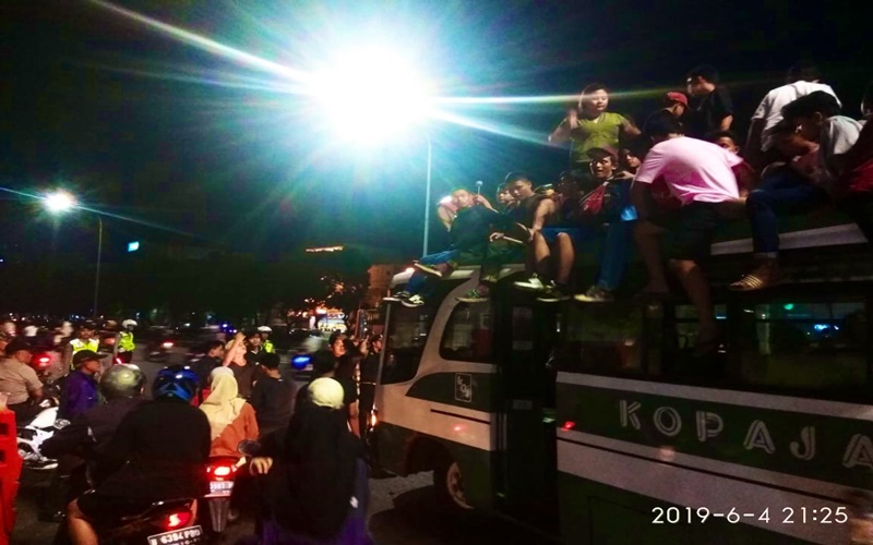 Para peserta pawai malam takbiran ditertibkan kepolisian