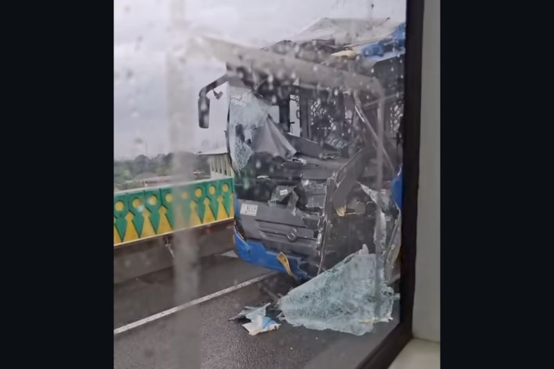 Korban Kecelakaan 2 Armada TransJakarta Koridor 13 Jadi 23 Orang, Kondisi Bus Ringsek