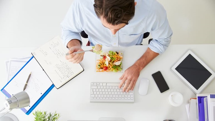 Makan Siang di Meja Kantor Ternyata tak Bagus