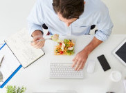 Makan Siang di Meja Kantor Ternyata tak Bagus