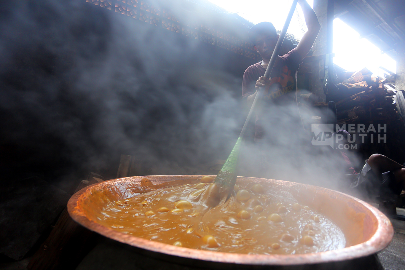 Industri Rumahan Dodol Betawi Kebanjiran Pesanan Jelang Hari Raya Idul Fitri 1447 H