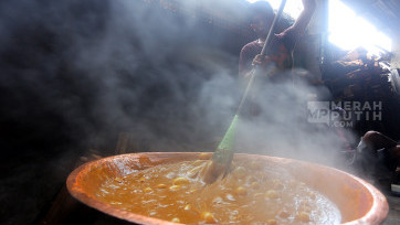 Industri Rumahan Dodol Betawi Kebanjiran Pesanan Jelang Hari Raya Idul Fitri 1447 H