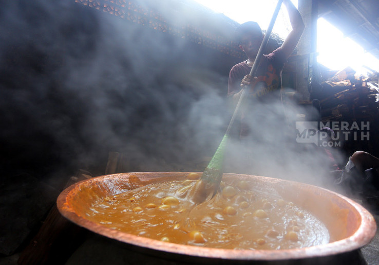 Industri Rumahan Dodol Betawi Kebanjiran Pesanan Jelang Hari Raya Idul Fitri 1447 H