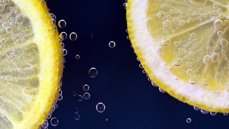 Kandungan acid pada lemon bisa digunakan sebagai bleaching alami. (Foto: Pixabay/ulleo)
